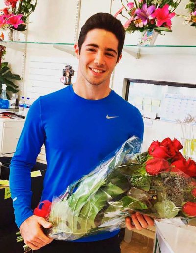 Joven con lindo ramo para obsequiar de Floreria Plaza Tampico