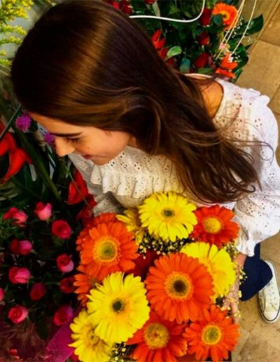 mujer feliz con hermoso arreglo de gerberas de Floreria Plaza Tampico