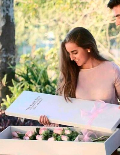 mujer asombrada con hermoso arreglo LoveBox de Floreria Plaza Tampico