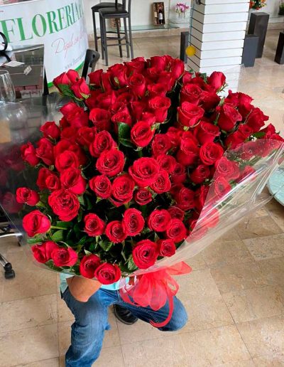 hermoso ramo de 100 rosas de Floreria Plaza Tampico